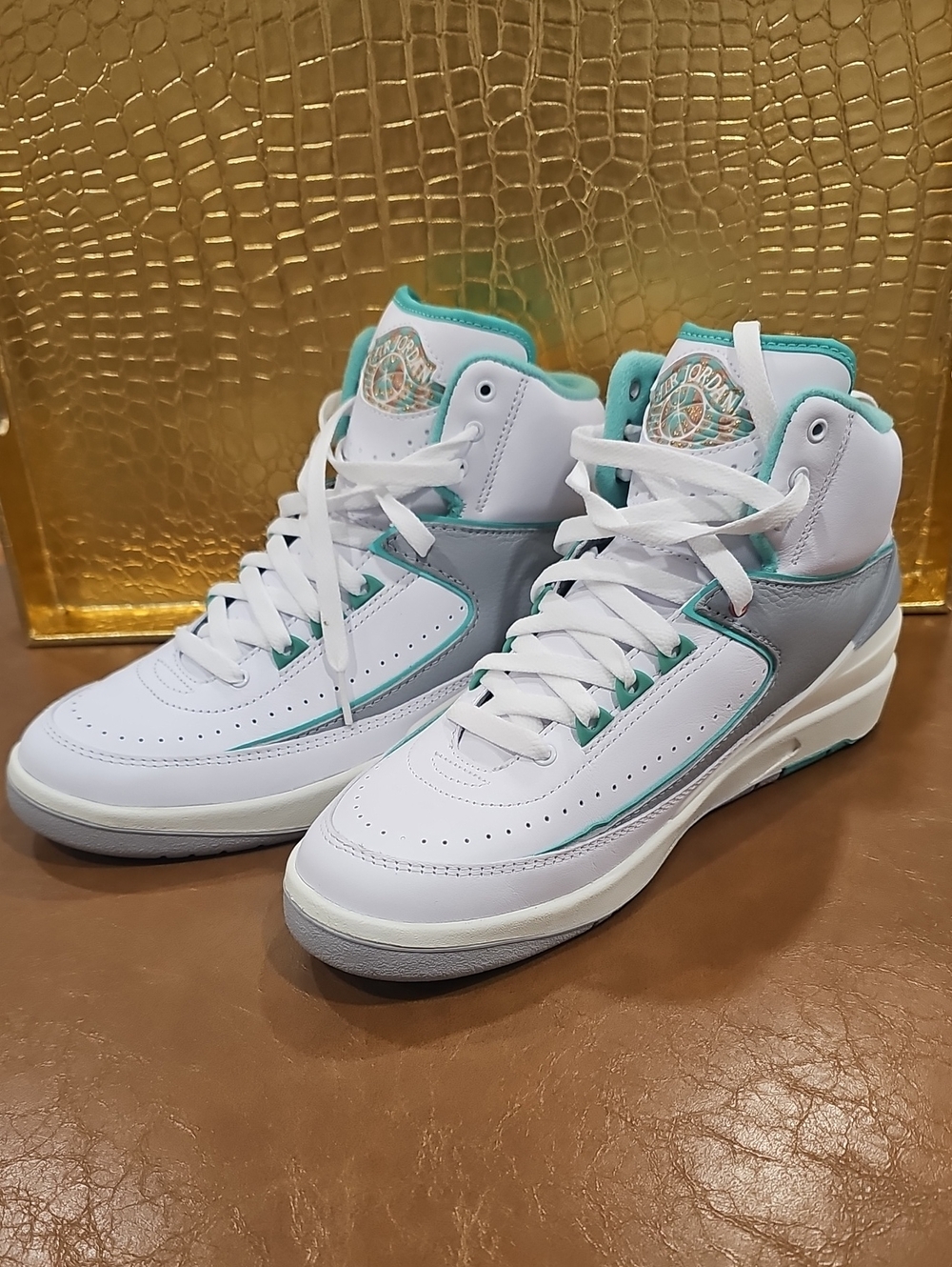 Air Jordan 2 Retro High-Top Women’s Size 9.5 Men's Size 8 Teal Grey And White